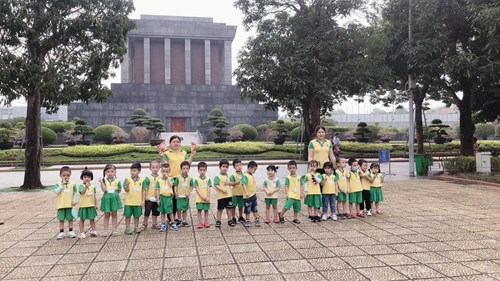 Trường mầm non Long Biên cho trẻ mẫu giáo đi thăm Lăng Bác Hồ và xem xiếc tại rạp xiếc Trung ương