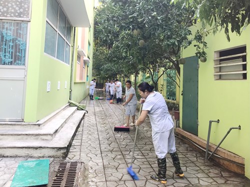 Trường mầm non Long Biên tổng vệ sinh môi trường  phòng, chống sốt xuất huyết 