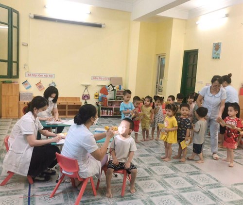 Các con lớp MG Bé C1 trường Mn Long Biên khám sức khoẻ định kì đầu năm học 2022- 2023