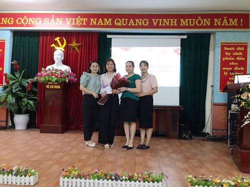 Trường mầm non Long Biên tổ chức gặp mặt chia tay cô giáo  Ngô Thị Minh Thu. 