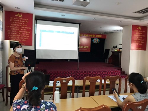 Nhân viên y tế trường mầm non Long Biên tham gia tập huấn về việc triển khai hoạt động TYT lưu động phòng chống dịch COVID-19 trên địa bàn quận Long Biên.