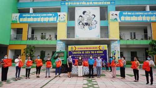 Liên đoàn lao động trao “Túi quà an sinh công đoàn” cho giáo viên nhân viên trường mầm non Long Biên.