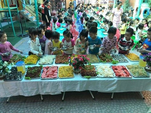 Trường mầm non Long Biên tưng bừng tổ chức cho trẻ ăn buffe nhân dịp kỉ niệm 35 năm ngày Nhà giáo Việt Nam 20/11