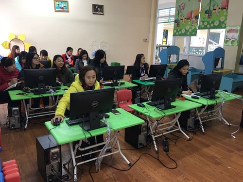 Trường mầm non Long Biên tổ chức tập huấn CNTT cho giáo viên trong trường


