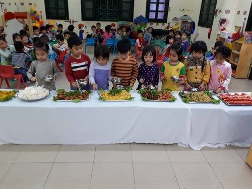 Trường mầm non Long Biên tổ chức cho các con ăn buffer nhân kỉ niệm ngày Phụ nữ Việt Nam 20-10-2018