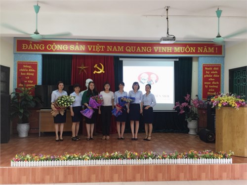 Chi bộ Trường mầm non Long Biên tổ chức
“ Lễ kết nạp đảng viên mới”
