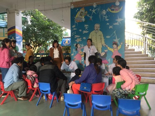 Trường MN Long Biên phối hợp với trạm y tế thực hiện chiến dịch tiêm văc xin phòng bệnh sởi - Rubella (MR). 