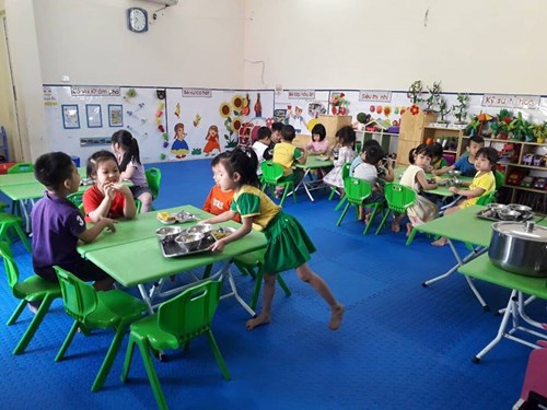 Tổ chức giờ ăn trưa cho trẻ tại lớp mẫu giáo lớn a1 