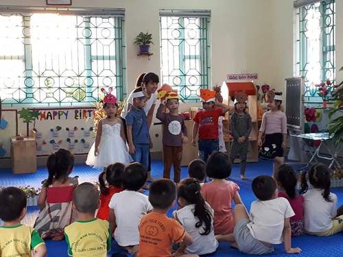 Trường Mầm non Long biên đang tổ chức thi hội giảng  chào mừng ngày Nhà giáo Việt Nam 20- 11-2018 