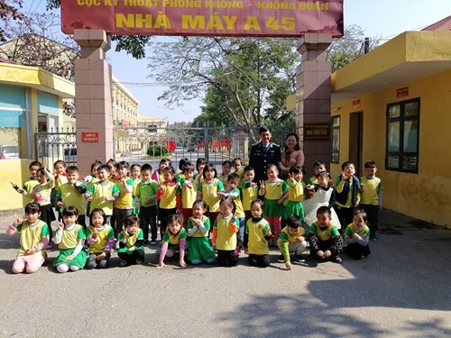 Trường mầm non Long Biên tổ chức cho các cháu học sinh thăm quan đơn vị kết nghĩa Nhà máy A45