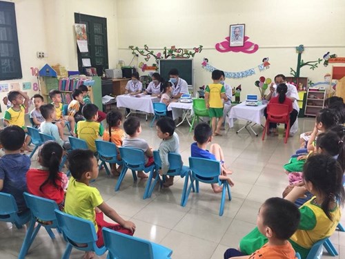 Trường mầm non Long Biên tổ chức khám sức khỏe định kỳ lần 2 cho trẻ
                                    Năm học: 2017 - 2018

