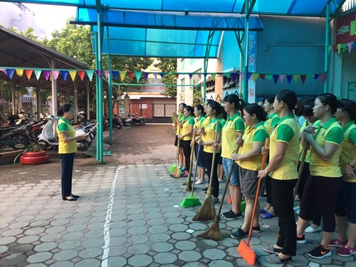 Trường mầm non Long Biên tổ chức chiến dịch tổng vệ sinh môi trường, phòng chống dịch bệnh trước kỳ nghỉ lễ 2/9 và đón năm học mới 2018 - 2019 với sự giám sát của phòng y tế, trạm y tế phường Long Biên
