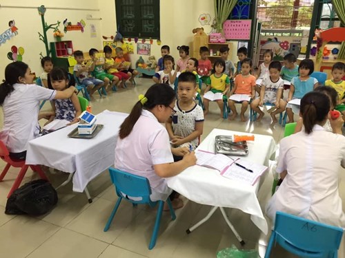 Trường mầm non Long Biên phối hợp với Trạm y tế phường Long Biên khám sức khỏe đầu năm cho trẻ năm học: 2018 - 2019