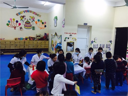 Trường mầm non Long Biên phối hợp với Trạm y tế phường Long Biên khám sức khỏe cuối năm cho trẻ năm học: 2018 – 2019