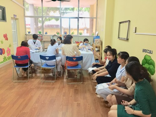 Trường mầm non Long Biên tổ chức khám sức khỏe định kỳ cho cán bộ giáo viên nhân viên nhà trường