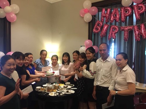 Trong tháng 10/2019  Công đoàn Trường mầm non Long Biên đã tặng quà và chúc mừng sinh nhật cho 08 đồng chí