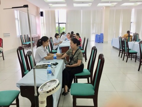 Trường mầm non Long Biên tổ chức khám sức khỏe cho cán bộ giáo viên nhân viên nhà trường