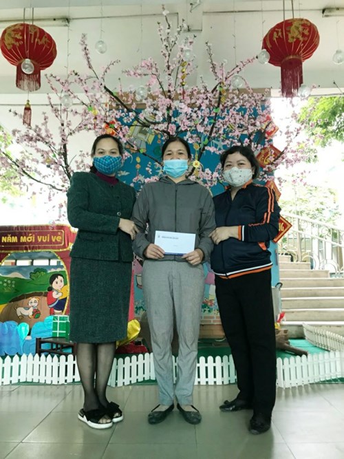Trường mầm non Long Biên tặng quà cho giáo viên nhân viên  xuân Tân Sửu năm 2021