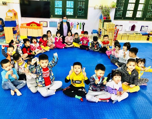 Các bé lớp B3 trường mầm non Long Biên trong ngày đi học đầu xuân Tân Sửu 2021