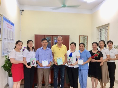 Trường mầm non Long Biên gặp mặt tri ân tặng quà các gia đình CBGVNV trường có thân nhân là thương binh liệt sĩ nhân ngày 27/7 