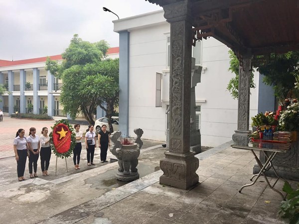 Trường mầm non Long Biên viếng Đài tưởng niệm liệt sĩ  phường Long Biên nhân kỷ niệm 72 năm ngày thương binh liệt sĩ 