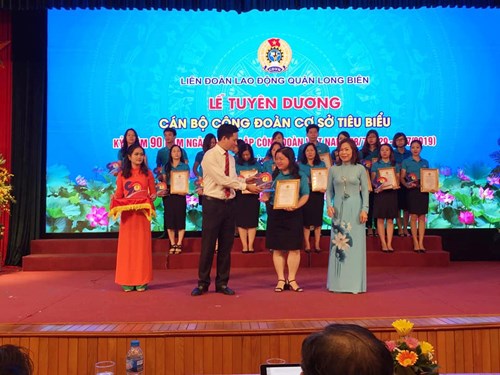Trường mầm non Long Biên tham dự Lễ tuyên dương cán bộ công đoàn cơ sở tiêu biểu kỷ niệm 90 năm Công đoàn Việt Nam ( 28/7/1929 – 28/7/2019)