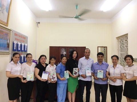 Trường mầm non Long Biên gặp mặt tặng quà các gia đình CBGVNV trường có thân nhân là thương binh liệt sĩ nhân ngày 27/7 