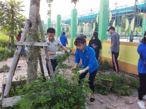Trường mầm non Long Biên tham gia lao động cùng đoàn thanh niên phường Long Biên