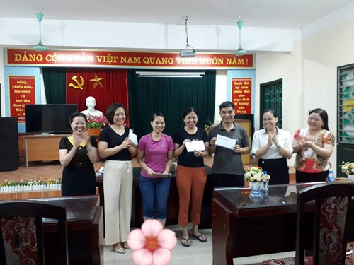           Trong tháng 7/2019  Công đoàn Trường mầm non Long Biên đã tặng hoa và quà sinh nhật cho 04 đồng chí