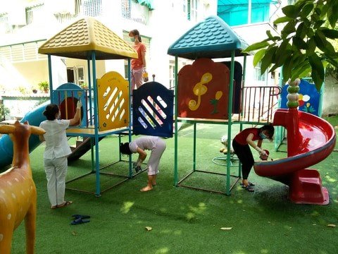Trường mầm non Long Biên sơn đồ chơi ngoài trời  chuẩn bị đón năm học mới 2019 - 2020 