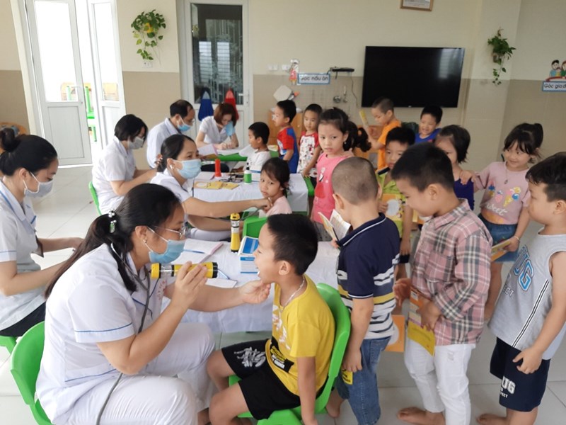 Trường MN Long Biên A tổ chức khám sức khỏe đầu năm  cho trẻ năm học 2020 - 2021