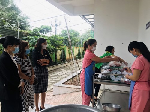 Kiểm tra giám sát việc thực hiện giao nhận thực phẩm tại trường MN Long Biên A