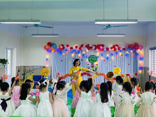 Cô giáo Ngô Thị Huyền tham gia hội thi giáo viên giỏi cấp trường