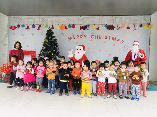 Các bé lớp C1 trường MN Long Biên A vui đón Giáng sinh