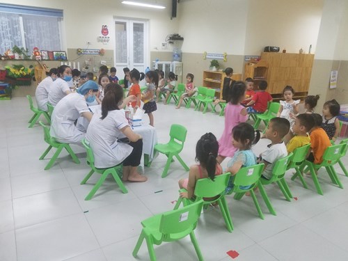 Trường MN Long Biên A tổ chức khám sức khỏe lần 2 cho 100% học sinh toàn trường