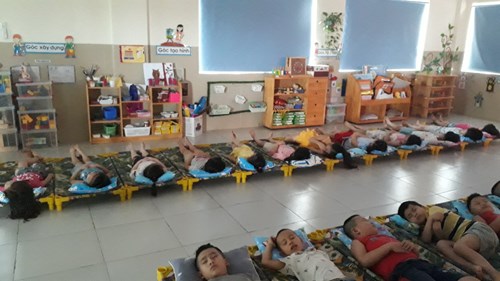 Lớp MGL A2 - Tổ chức giờ ngủ trưa cho trẻ