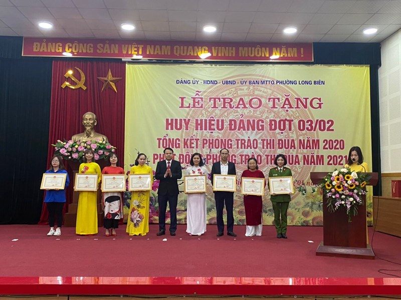 Các đ/c Đảng viên - Giáo viên xuất sắc được Đảng ủy - UBND phường Long Biên tặng thưởng trong Lễ tổng kết phong trào thi đua năm 2020