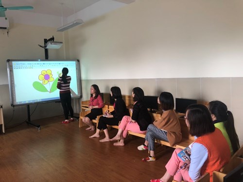 Trường MN Long Biên A tổ chức tập huấn nâng cao kỹ năng sử dụng Bảng tương tác thông minh cho đội ngũ giáo viên.