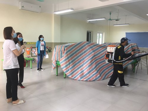 Trường MN Long Biên A tiếp tục phun thuốc khử khuẩn để PCDB Covid-19, có sự giám sát của trạm y tế phường Long Biên