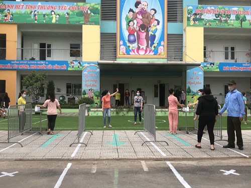 Trường mầm non Long Biên A tổ chức diễn tập đón trẻ đi học sau thời gian nghỉ phòng chống dịch bệnh Covid 19
