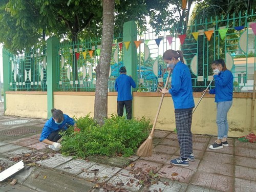 Chi đoàn Trường mầm non Long Biên A tham gia tổng vệ sinh môi trường trên địa bàn phường Long biên tháng 9/2022