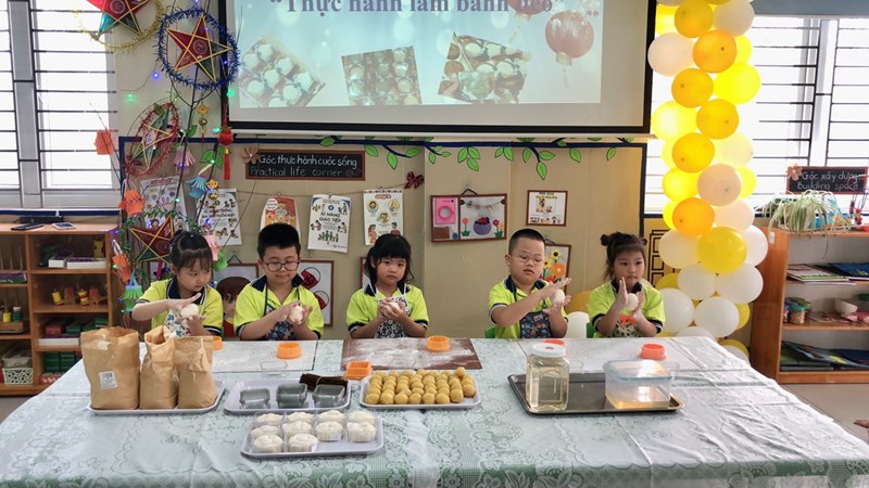 Các bé lớp MGL A2 hào hứng tham gia hoạt động trải nghiệm Làm bánh dẻo Trung thu.