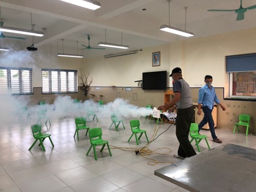 Trường MN Long Biên A tiến hành phun khử khuẩn Nano sau các ngày y tế thu dụng phòng học làm nơi tiêm phòng Covid-19 cho nhân dân trên địa bàn phường Long Biên