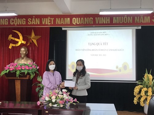 Công đoàn trường MN Long Biên A tặng quà tết cho đoàn viên công đoàn có hoàn cảnh khó khăn.