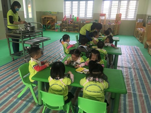 Mầm non long Biên A tổ chức cho các cán bộ giáo viên trong nhà trường dự kiến tập quy trình tổ chức giờ ăn 