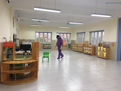 Sáng ngày 05/02/2020 trường MN Long biên A phối hợp với trạm y tế phường Long Biên phun thuốc khử trùng phòng chống dịch bệnh Corona