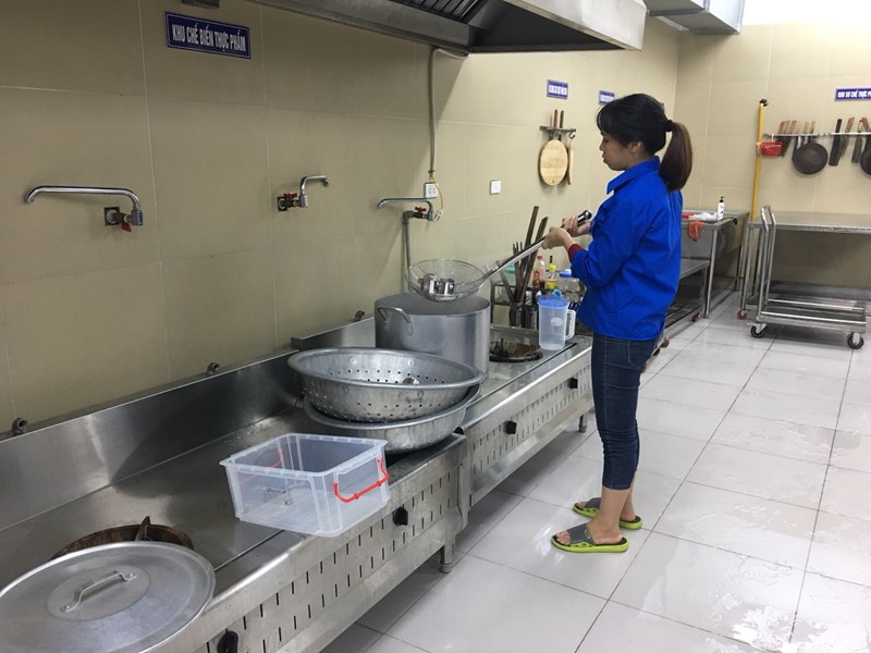 Trường mầm non Long Biên A thực hiện khử khuẩn,  tổng vệ sinh môi trường lần 2 phòng chống dịch viêm đường hô hấp cấp.