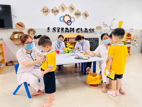 Trường mầm non Nắng Mai tổ chức khám sức khỏe định kì lần 1 cho học sinh năm học 2022-2023