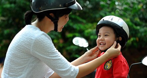 Đội mũ bảo hiểm cho trẻ em khi tham gia giao thông 