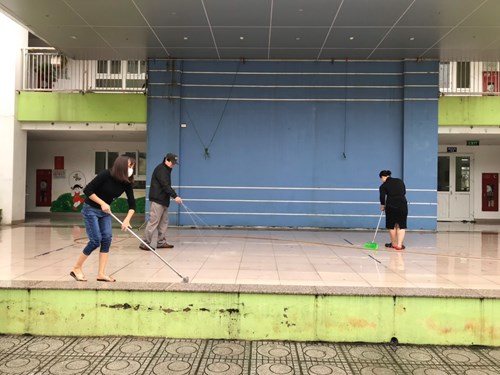 Trường mầm non Ngọc Thụy tổ chức tổng vệ sinh mmoi trường, khử khuẩn sẵn sàng đón học sinh đi học trở lại từ ngày 11/5